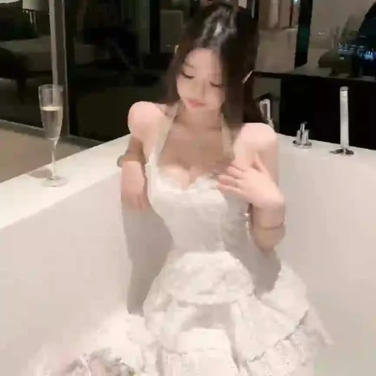 【新海诚纯爱】《云之彼端，约定的地方》超清在线：在被分裂的日本，三个少年为了拯救沉睡少女驾驶飞机冲向高塔